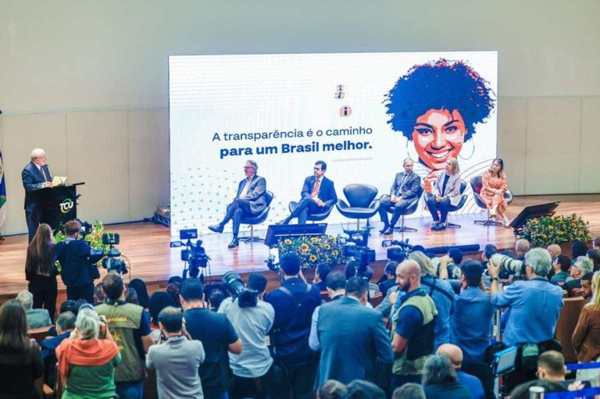 Lula assina mudança na Lei de Acesso à Informação e critica sigilos de Bolsonaro