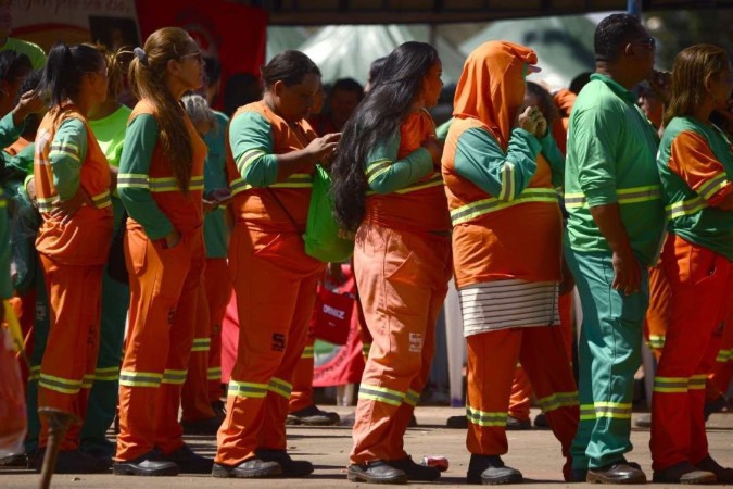 A agência das Nações Unidas defende que trabalhadores expostos à radiação ultravioleta, como os garis, recebam equipamentos como roupas especiais e bonés, além de protetor solar 
 -  (crédito: Carlos Vieira)
