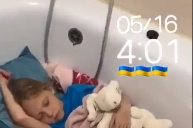 Para se proteger de explosões, crianças dormem na banheira
