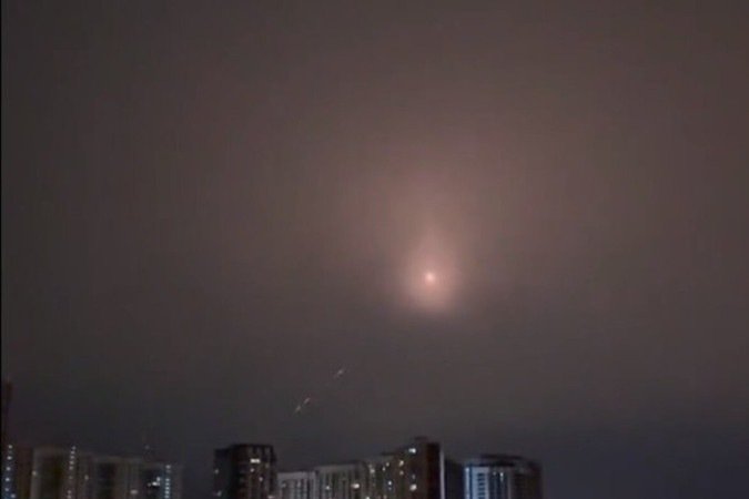 Flagrante do momento em que os projéteis são interceptados: um dos ataques mais intensos