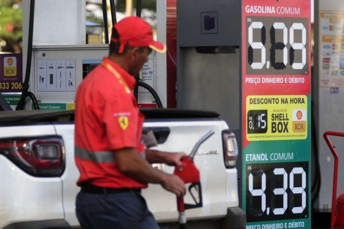16/05/2023. Crédito: Minervino Júnior/CB/D.A Press. Brasil. Brasilia - DF. Aumento no preço da Gasolina nos Postos do DF. Posto no Sia. - (crédito: Minervino Júnior/CB/D.A.Press) 16/05/2023. Crédito: Minervino Júnior/CB/D.A Press. Brasil. Brasilia - DF. Aumento no preço da Gasolina nos Postos do DF. Posto no Sia. - (crédito: Minervino Júnior/CB/D.A.Press)
