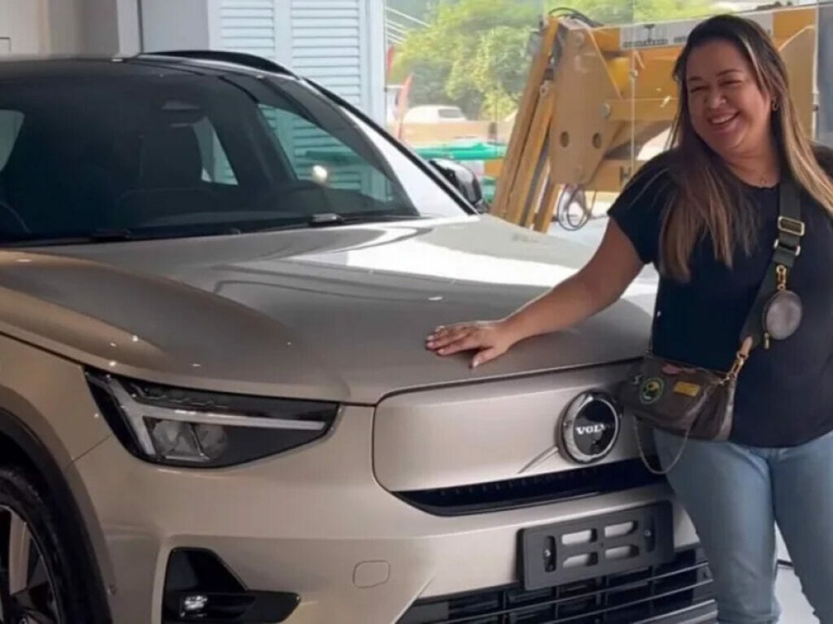 Rapper L7nnon presenteia mãe com carro elétrico de R$ 400 mil