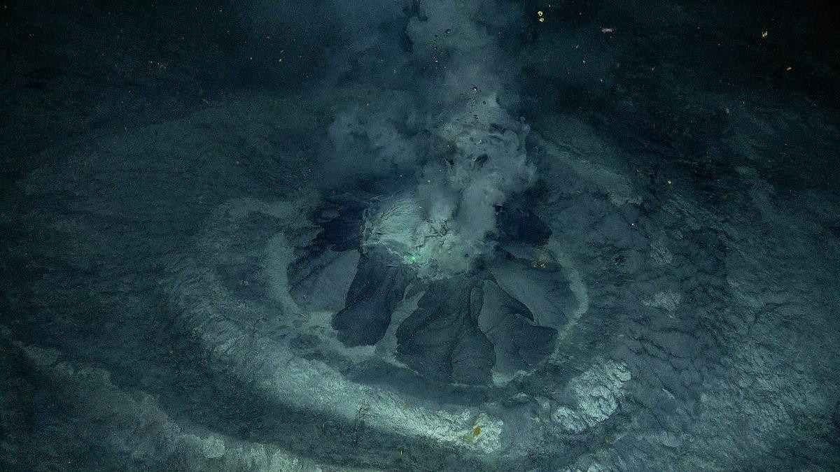 Vulcão descoberto em mar norueguês expele detritos das profundezas da Terra 