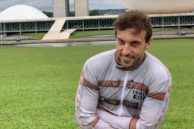 O comediante ainda está proibido de deixar a cidade de São Paulo por mais de dez dias sem autorização judicial e deve comparecer mensalmente em juízo para informar e justificar suas atividades - (crédito: Reprodução/Instagram @leolins) O comediante ainda está proibido de deixar a cidade de São Paulo por mais de dez dias sem autorização judicial e deve comparecer mensalmente em juízo para informar e justificar suas atividades - (crédito: Reprodução/Instagram @leolins)