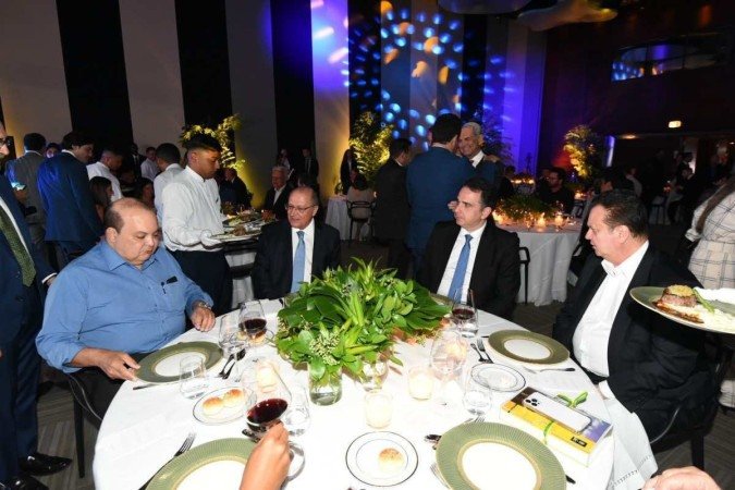  Jantar em homenagem ao presidente do PSD, Gilberto Kassab, no Royal Tulip Brasília Alvorada. Na foto, o governador Ibaneis Rocha, o vice-presidente Geraldo Alckmin e o presidente do Senado, Rodrigo Pacheco. -  (crédito:  Telmo Ximenes/Divulgação)