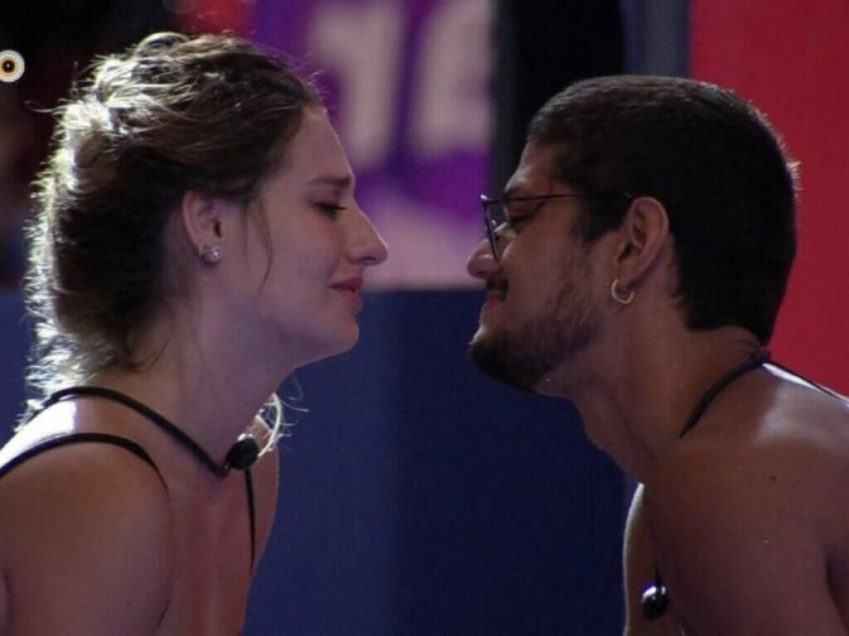 Bruna Griphao e Gabriel Santana são vistos aos beijos na festa de Marvvila
