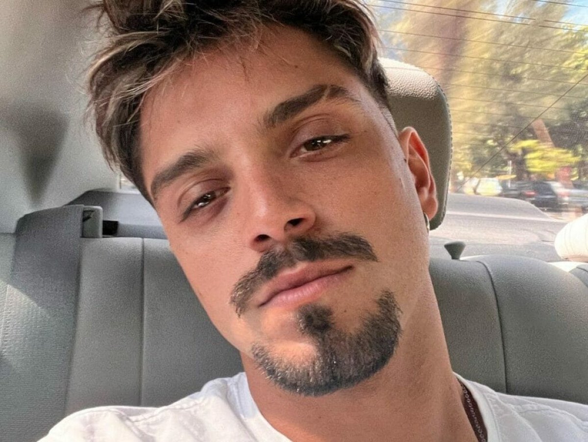 Rodrigo Simas revela que era pressionado a assumir bissexualidade