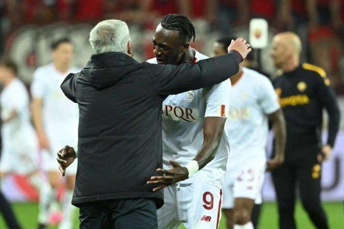 José Mourinho e o centroavante Tammy Abraham celebram a classificação para a final da Liga Europa depois de eliminar o Bayer Leverkusen -  (crédito: INA FASSBENDER / AFP)