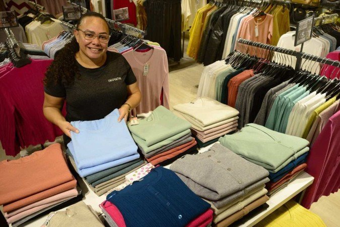 Na loja gerenciada por Leila Alves, peças de frio têm boa saída desde o mês passado 