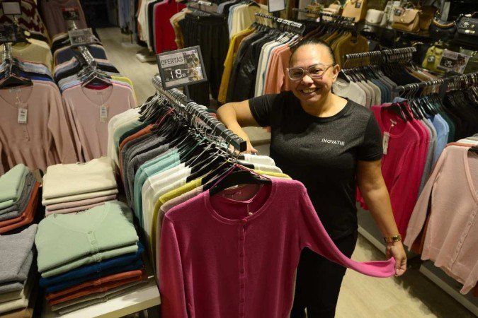 Na loja gerenciada por Leila Alves, nesta época do ano, peças de inverno têm muita saída