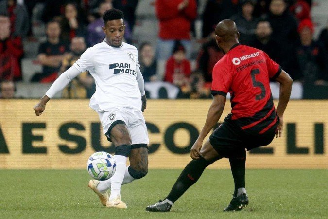 Fernandinho teve trabalho na marcação no primeiro tempo, mas se soltou no segundo e fez gol na virada rubro-negra - (crédito: Vitor Silva/Botafogo) Fernandinho teve trabalho na marcação no primeiro tempo, mas se soltou no segundo e fez gol na virada rubro-negra - (crédito: Vitor Silva/Botafogo)