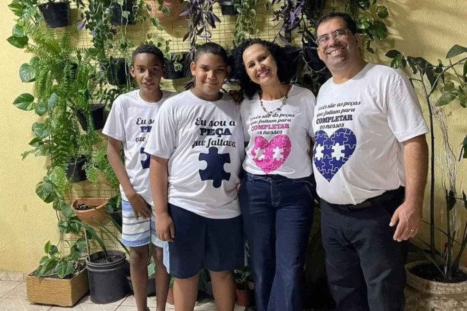 Heloísa Helena e o marido Antonio Manoel esperaram três anos pelos irmãos Yago Moreira e Iarley Gabriel, hoje com 12 e 13 anos, respectivamente - (crédito: Arquivo pessoal )