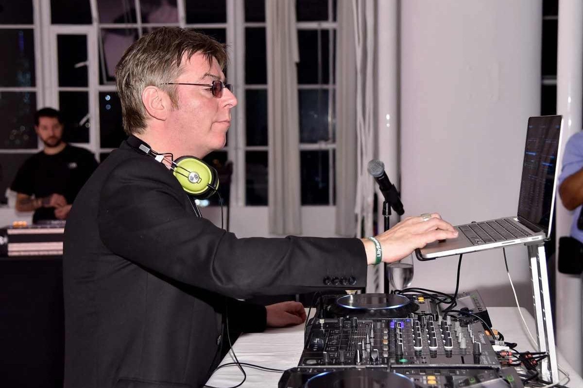 Morre Andy Rourke, baixista do The Smiths, aos 59 anos