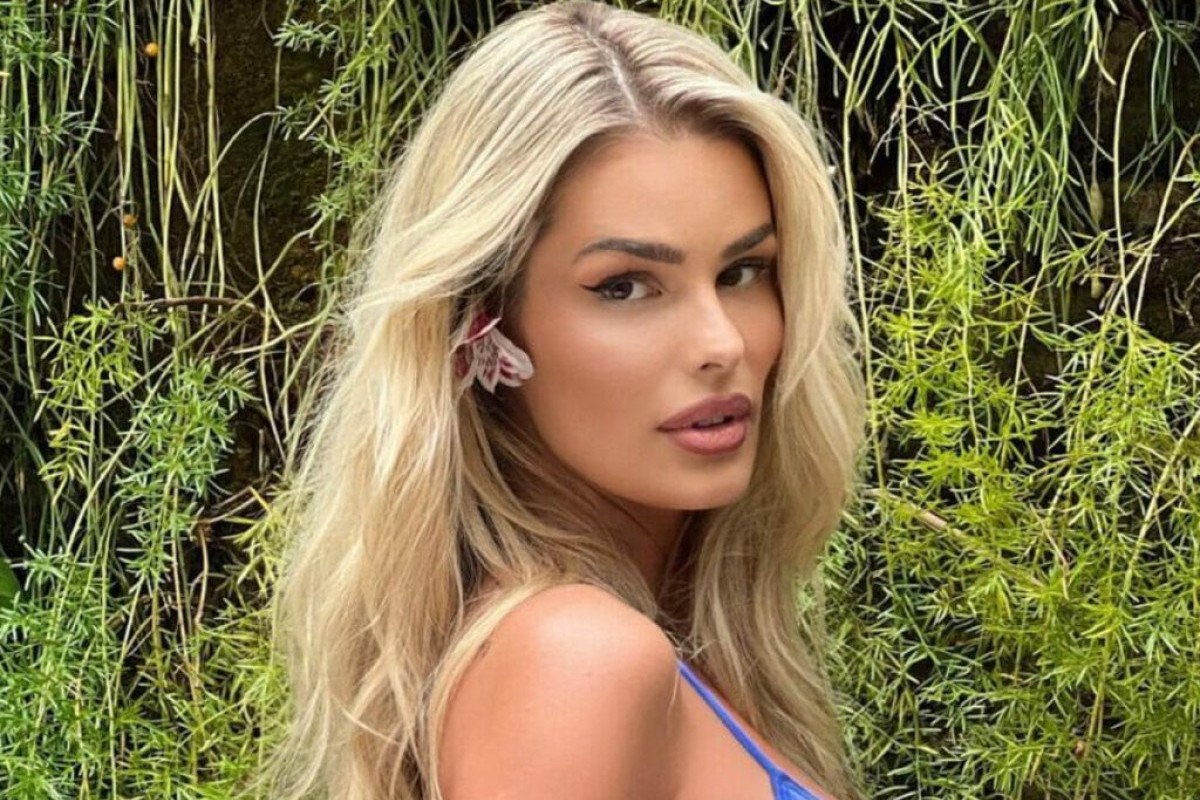 Yasmin Brunet exibe bumbum tatuado durante banho de mar: 