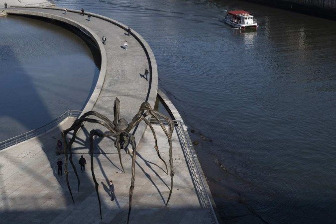 Escultura "Maman" da artista franco-americana Louise Bourgeois enquanto um barco navega ao longo do rio Nervion, na cidade basca espanhola de Bilbao. - (crédito: ANDER GILLENEA / AFP) Escultura "Maman" da artista franco-americana Louise Bourgeois enquanto um barco navega ao longo do rio Nervion, na cidade basca espanhola de Bilbao. - (crédito: ANDER GILLENEA / AFP)