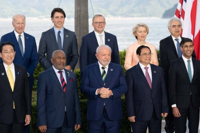 (Top row, L-R) US President Joe Biden, Canada's Prime Minister Justin Trudeau, Australia's Prime Minister Anthony Albanese, European Commission President Ursula von der Leyen, Executive Director of the International Energy Agency Fatih Birol, (bottom row L-R) Japan's Prime Minister Fumio Kishida, Comoros' President Azali Assoumani, Brazil's President Luiz Inacio Lula de Silva, Vietnam's Prime Minister Pham Minh Chinh and Britain's Prime Minister Rishi Sunak pose for a family photo of leaders of the G7 and invited countries during the G7 Leaders' Summit in Hiroshima on May 20, 2023. (Photo by Jacques WITT / POOL / AFP)
- (crédito: AFP) (Top row, L-R) US President Joe Biden, Canada's Prime Minister Justin Trudeau, Australia's Prime Minister Anthony Albanese, European Commission President Ursula von der Leyen, Executive Director of the International Energy Agency Fatih Birol, (bottom row L-R) Japan's Prime Minister Fumio Kishida, Comoros' President Azali Assoumani, Brazil's President Luiz Inacio Lula de Silva, Vietnam's Prime Minister Pham Minh Chinh and Britain's Prime Minister Rishi Sunak pose for a family photo of leaders of the G7 and invited countries during the G7 Leaders' Summit in Hiroshima on May 20, 2023. (Photo by Jacques WITT / POOL / AFP)
- (crédito: AFP)