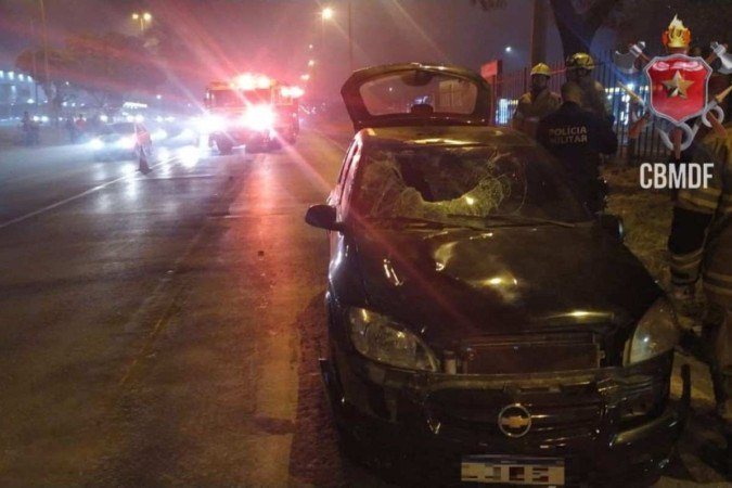 De acordo com o Corpo de Bombeiros, a vítima foi levada em estado grave ao hospital - (crédito: Divulgação/CBMDF) De acordo com o Corpo de Bombeiros, a vítima foi levada em estado grave ao hospital - (crédito: Divulgação/CBMDF)