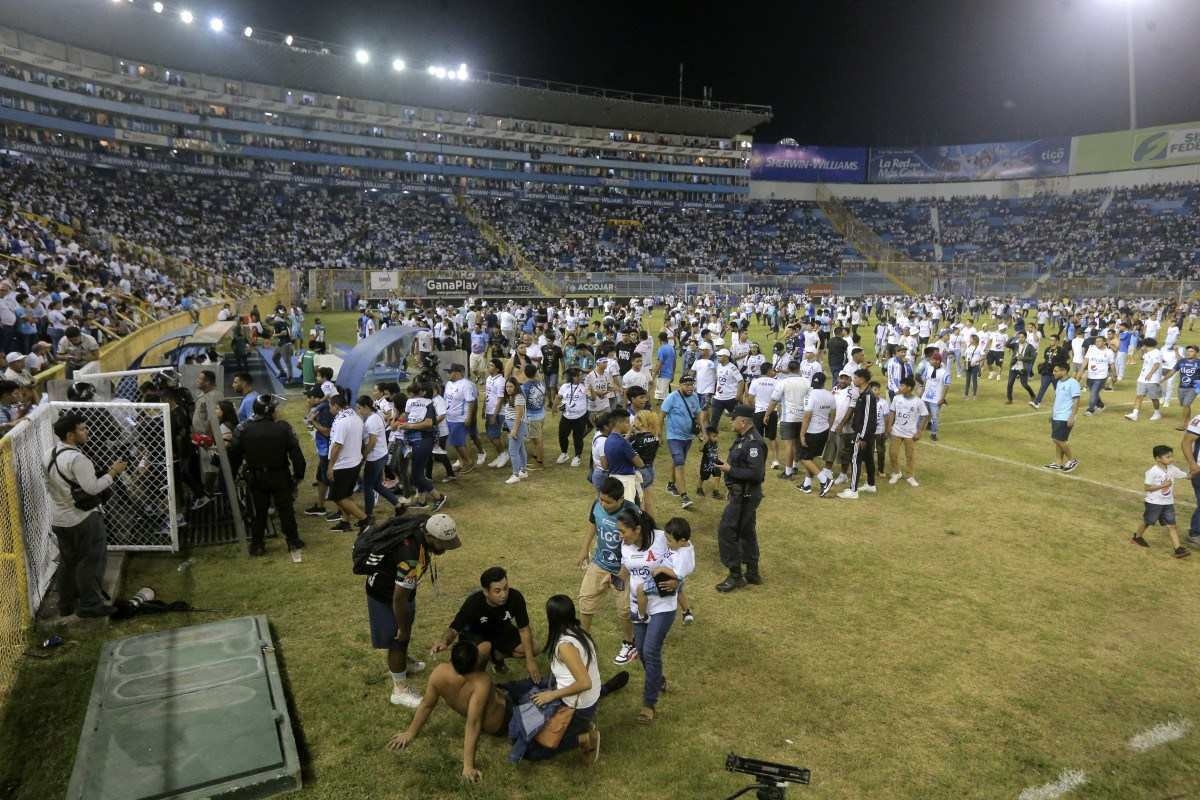 Tumulto em estádio de El Salvador deixa 12 mortos