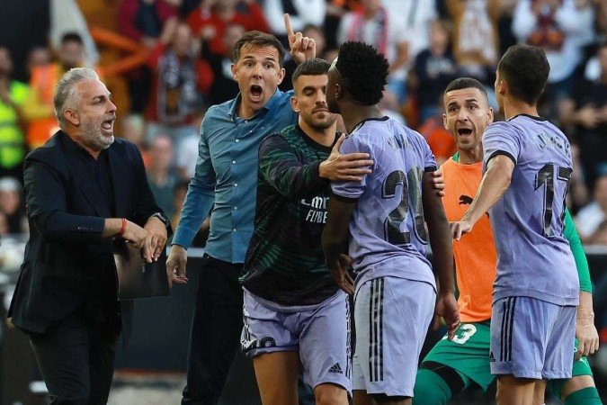 O atacante brasileiro do Real Madrid, Vinicius Junior (3R), confronta os dirigentes do Valencia ao sair após ser expulso do campo pelo árbitro durante a partida de futebol da liga espanhola após ataques racistas de torcedores - (crédito: Jose Jordan/AFP) O atacante brasileiro do Real Madrid, Vinicius Junior (3R), confronta os dirigentes do Valencia ao sair após ser expulso do campo pelo árbitro durante a partida de futebol da liga espanhola após ataques racistas de torcedores - (crédito: Jose Jordan/AFP)