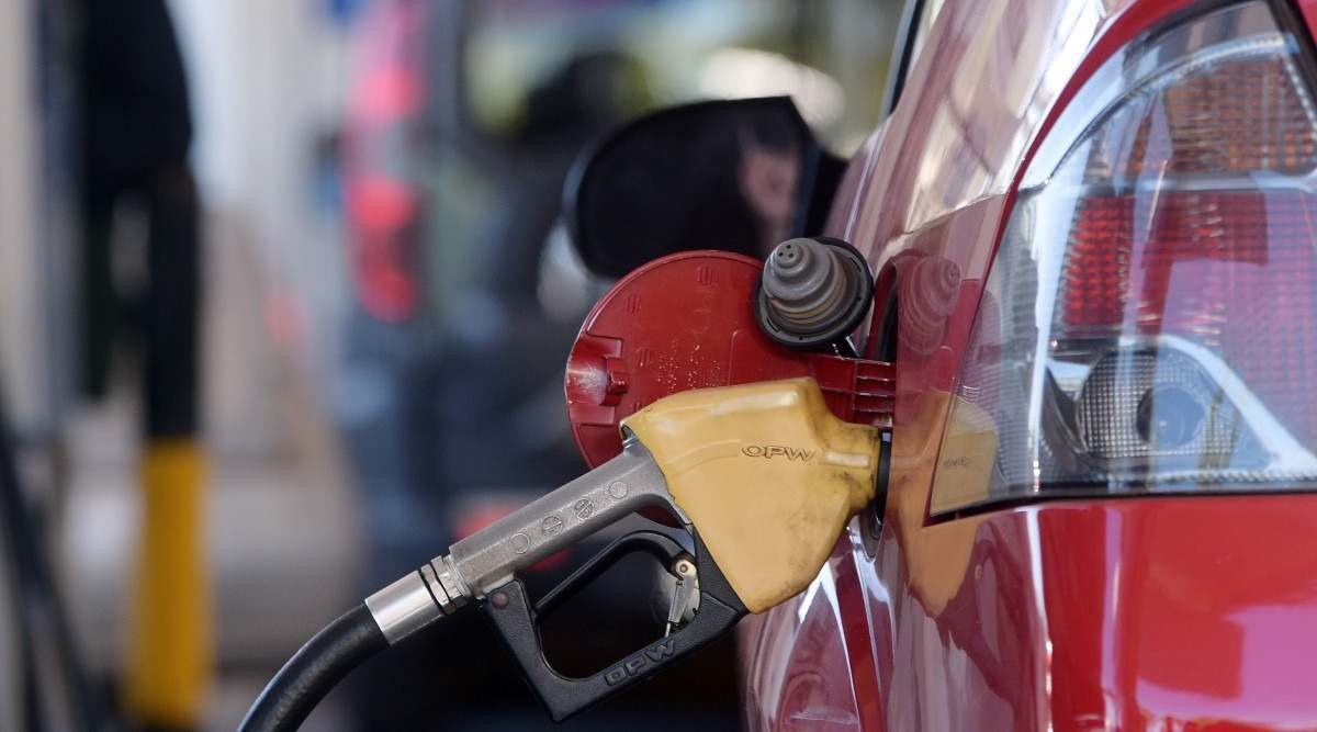Saiba por que a alta do dólar pode gerar um aumento no preço da gasolina