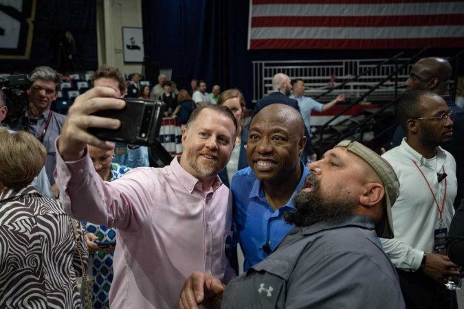 O senador dos EUA Tim Scott tira fotos com apoiadores depois de anunciar sua candidatura à indicação presidencial republicana de 2024 em um evento de campanha North Charleston, Carolina do Sul. - (crédito: Allison Joyce/GETTY IMAGES NORTH AMERICA/Getty Images via AFP) O senador dos EUA Tim Scott tira fotos com apoiadores depois de anunciar sua candidatura à indicação presidencial republicana de 2024 em um evento de campanha North Charleston, Carolina do Sul. - (crédito: Allison Joyce/GETTY IMAGES NORTH AMERICA/Getty Images via AFP)