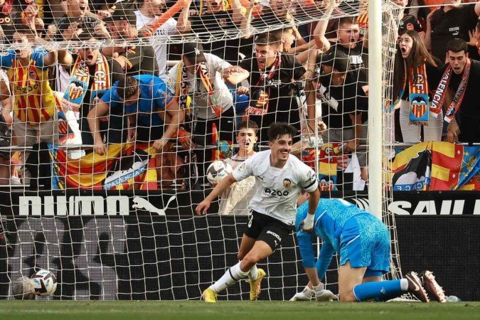Torcida que ofenderia Vinicius Junior com ofensas racistas nos instantes finais do jogo celebra o gol do triunfo frente ao Real Madrid - (crédito: AFP) Torcida que ofenderia Vinicius Junior com ofensas racistas nos instantes finais do jogo celebra o gol do triunfo frente ao Real Madrid - (crédito: AFP)