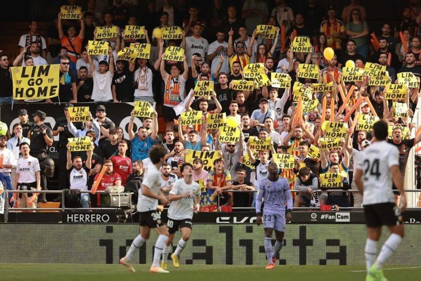 Torcida do Valencia protesta pedindo a saída de Peter Lim, dono de 70% do clube, durante jogo do Campeonato Espanhol      