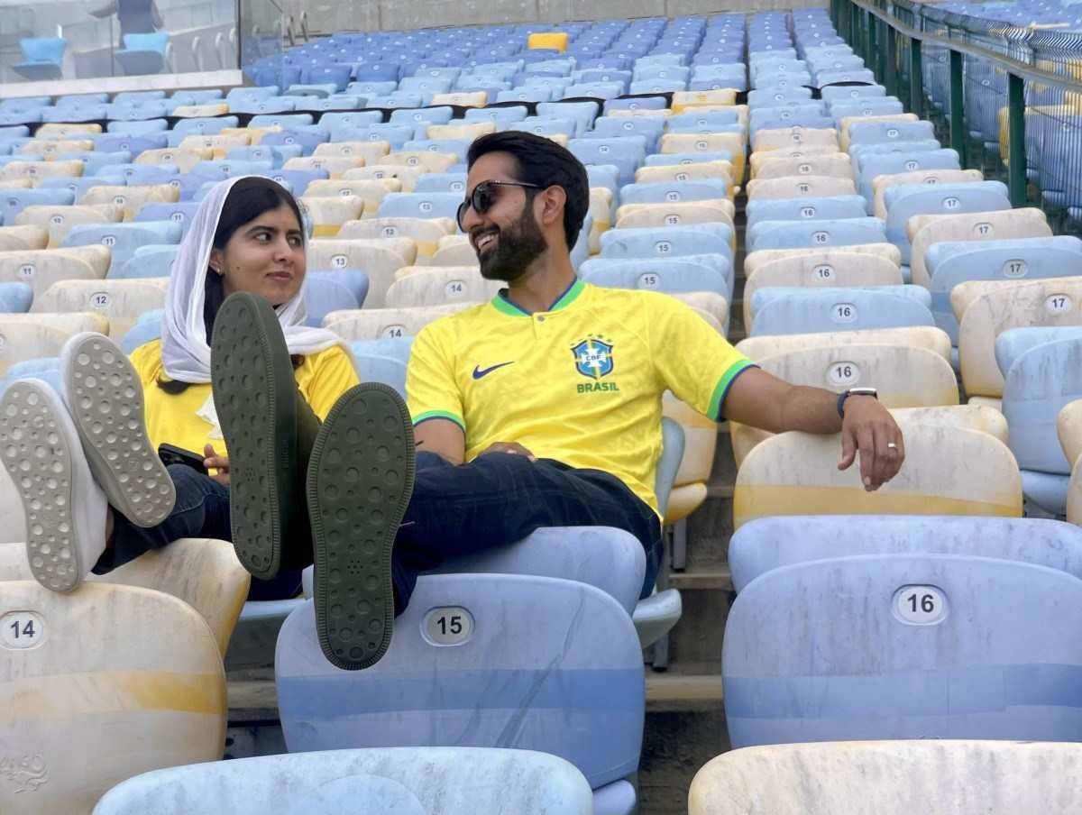 Malala visita Maracanã e posa com camisa do Brasil