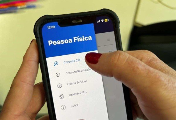 Consulta à restituição do IR2023 pode ser feita no aplicativo da Receita disponível nos sistemas iOS e Android -  (crédito: Talita de Souza/CB/D.A.Press)