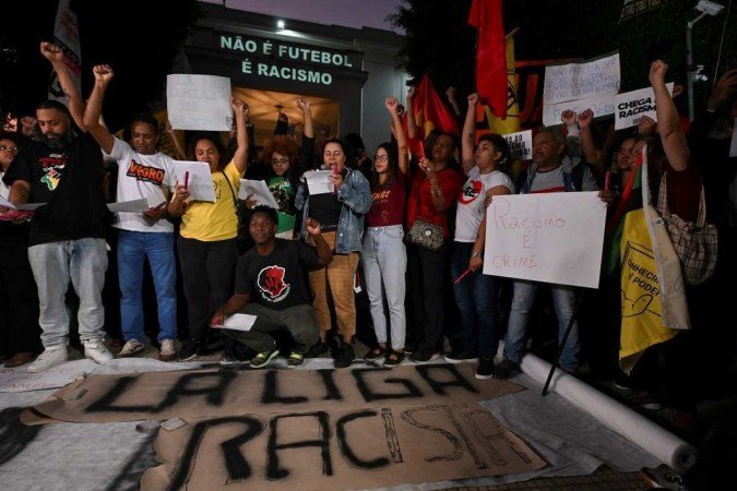 Pessoas protestam, em frente ao Consulado da Espanha em São Paulo, contra o racismo e em apoio ao jogador do Real Madrid, Vini Jr. - (crédito: NELSON ALMEIDA / AFP) Pessoas protestam, em frente ao Consulado da Espanha em São Paulo, contra o racismo e em apoio ao jogador do Real Madrid, Vini Jr. - (crédito: NELSON ALMEIDA / AFP)