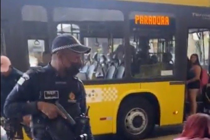 23/05/2023 Crédito: Reprodução/Redes Sociais. PMs apontam armas para ambulantes em operação na Rodoviária