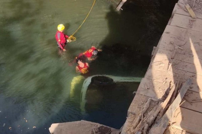 O carro em que eles estavam caiu de uma ponte em Planaltina de Goiás, no Entorno - (crédito: CBMGO/Divulgação) O carro em que eles estavam caiu de uma ponte em Planaltina de Goiás, no Entorno - (crédito: CBMGO/Divulgação)