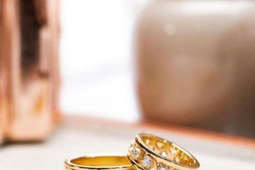 Alianças 100% personalizadas pela Bottecchia
Para a renovação de votos, em comemoração aos 10 anos de casamento, o casal queria trocar as alianças e desejava algo único. Os dois participaram da criação do projeto, ela queria diamantes por toda a peça e o marido ajudou na criação do desenho. Os símbolos do infinito foram escolhidos para interligar as alianças, representando o amor eterno. Na joia dela, os infinitos ficaram vazados para dar mais delicadeza com os diamantes. Na dele, a aliança maciça, com os infinitos em alto relevo. -  (crédito: Eduardo Iff/Divulgação)