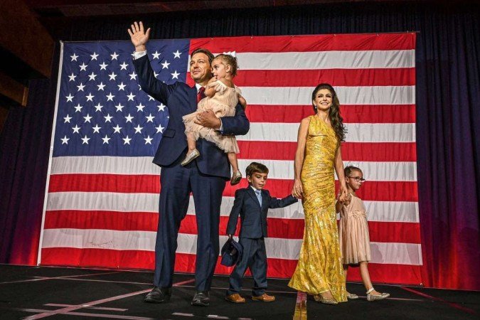 DeSantis com a mulher, Casey, e os filhos Madison, Mason e Mamie, em festa do Partido Republicano em Tampa, seis meses atrás - (crédito: Giorgio Vieira/AFP) DeSantis com a mulher, Casey, e os filhos Madison, Mason e Mamie, em festa do Partido Republicano em Tampa, seis meses atrás - (crédito: Giorgio Vieira/AFP)