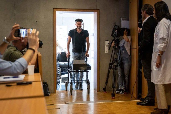 Paraplégico há 12 anos, o alemão Gert-Jan Oskam agora consegue andar e subir escadas