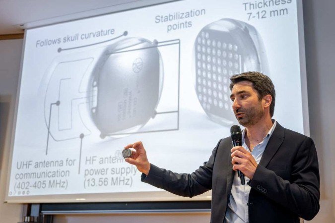  O cientista Guillaume Charvet explica como funciona a interface cérebro-medula, durante conferência em Lausanne