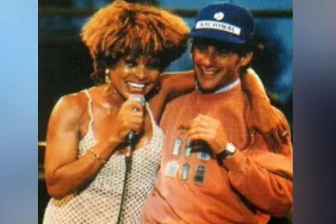 Tina Turner e Ayrton Senna celebram a vitória do brasileiro no GP da Austrália de 1993 - (crédito: Reprodução/Redes sociais) Tina Turner e Ayrton Senna celebram a vitória do brasileiro no GP da Austrália de 1993 - (crédito: Reprodução/Redes sociais)
