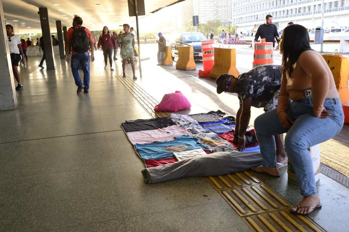 Sonhos de um país real e deveres do país (in)formal