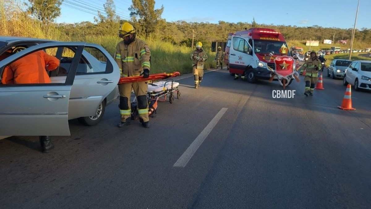 Acidente com cinco carros e um ônibus deixou uma pessoa ferida na BR 070