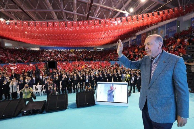 Erdogan saúda público durante evento no ginásio de Ancara