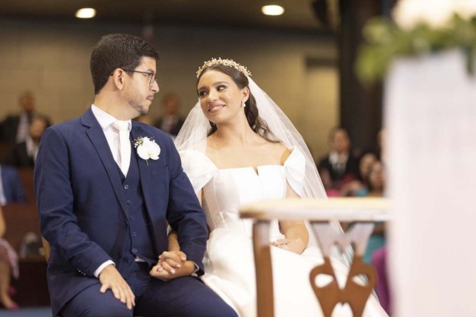 Após sete anos de namoro, o casal celebrou a união religiosa na mesma paróquia 