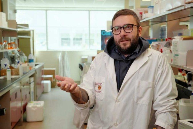 Jonathan Stokes e colegas chegaram à abaucina após sondar 6,6 mil compostos - (crédito: McMaster University) Jonathan Stokes e colegas chegaram à abaucina após sondar 6,6 mil compostos - (crédito: McMaster University)