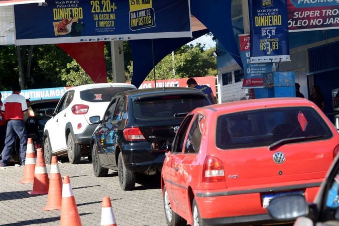 Brasilienses lotaram posto de combustível da Asa Norte para abastecer por 26% mais barato ontem
