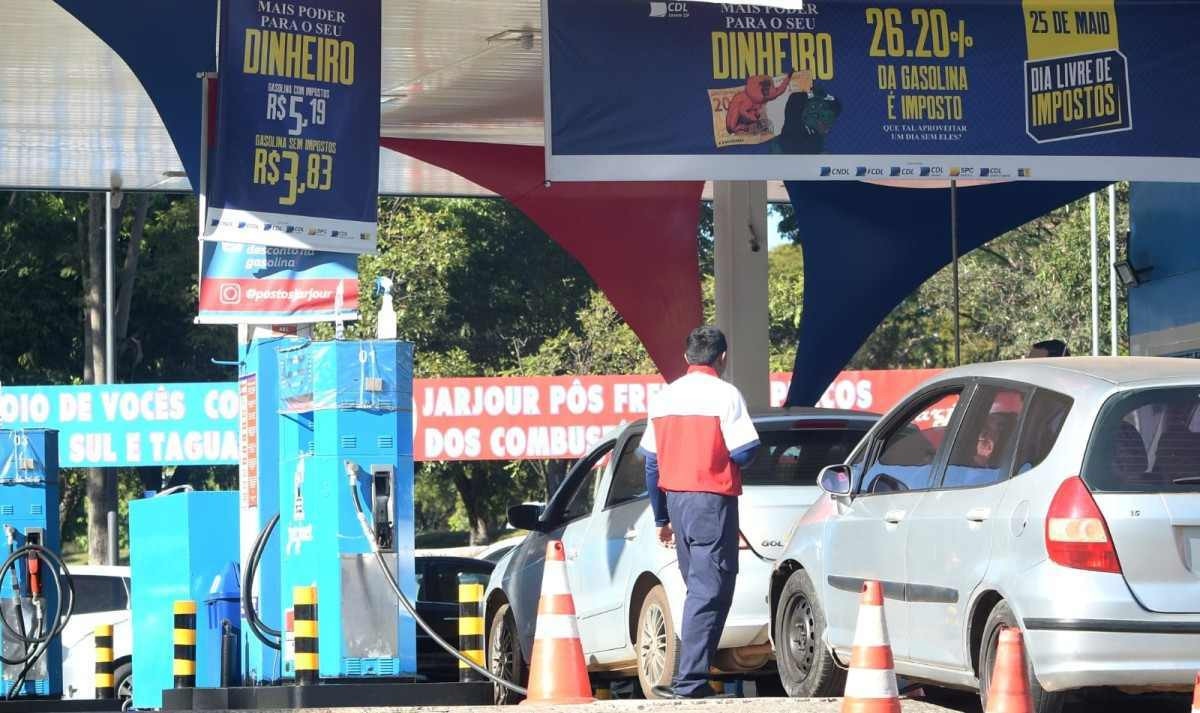 Com gasolina vendida a R$ 3,83, motoristas fazem fila para abastecer