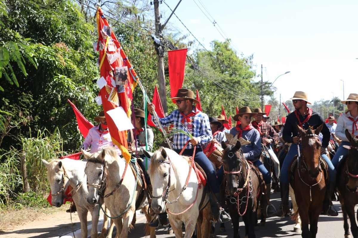 Tradicional entrega de bandeiras é encenada, no Sábado (27/5), em Planaltina.