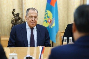 Sergei Lavrov (de frente) conversa com Li Hui, em Moscou: elogios à postura de Pequim -  (crédito:  AFP)