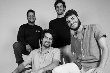 Caio Danyalgil (de camisa cinza), fundador da Loc, e parte de sua equipe: acessibilidade para os nômades digitais -  (crédito: Arquivo pessoal)