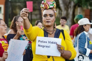 Ato em solidariedade ao jogador Vini Jr. e contra o racismo, na Embaixada da Espanha em Brasília     -  (crédito: Rafa Neddermeyer/ Agência Brasil)