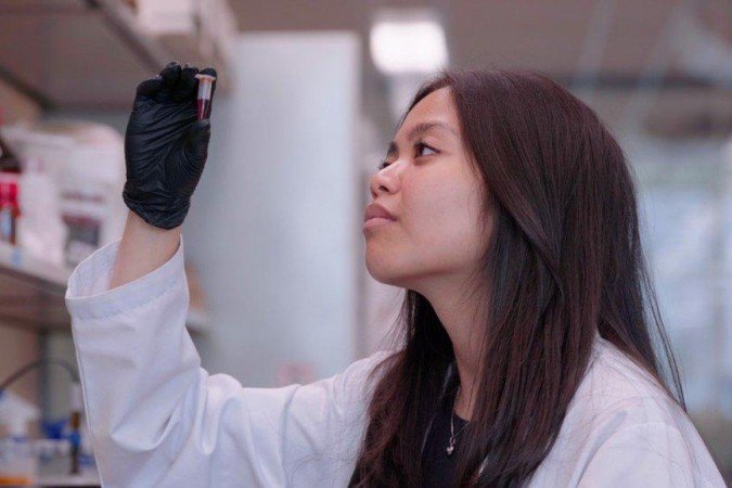 A cientista Denise Catacutan trabalhando no antibiótico experimental descoberto com a ajuda de inteligência artificial - (crédito: McMaster University) A cientista Denise Catacutan trabalhando no antibiótico experimental descoberto com a ajuda de inteligência artificial - (crédito: McMaster University)