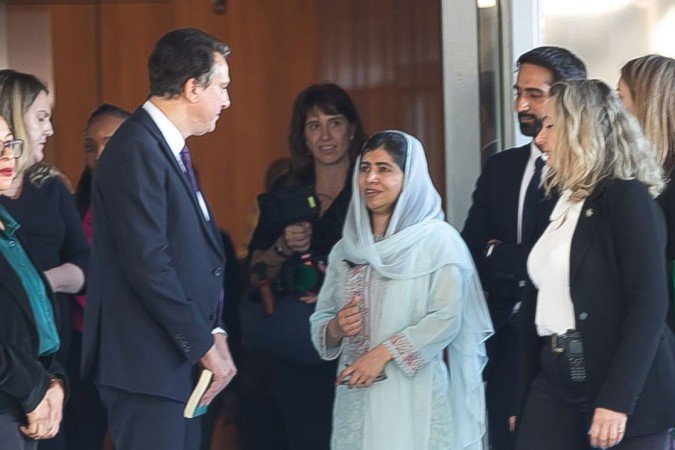 Ativista Paquistanesa, Malala Yousafzai e o Ministro da Educação, Camilo Santana, conversam após reunião no MEC - (crédito: José Cruz/ Agência Brasil) Ativista Paquistanesa, Malala Yousafzai e o Ministro da Educação, Camilo Santana, conversam após reunião no MEC - (crédito: José Cruz/ Agência Brasil)